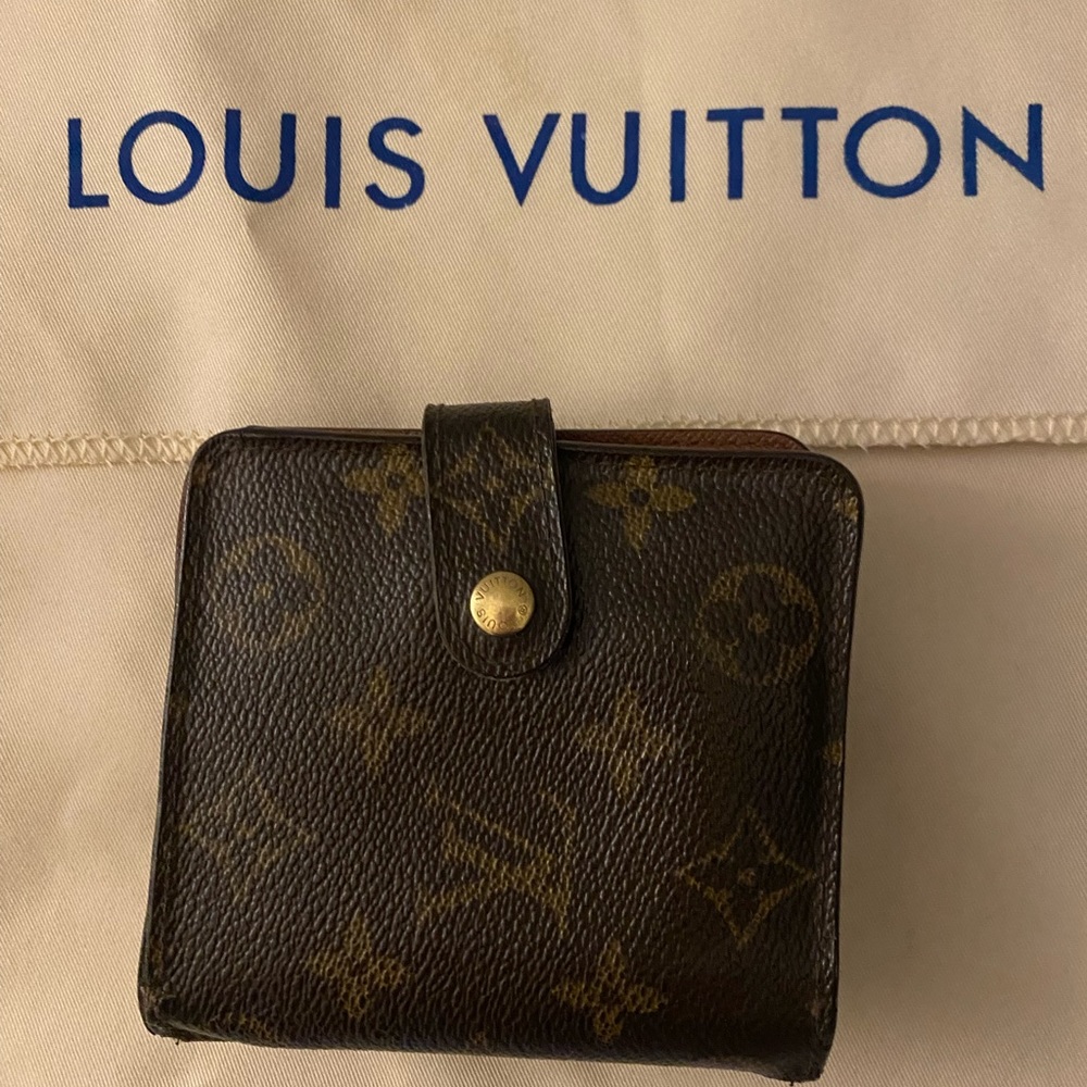 Authentic Louis Vuitton Monogram Compact Wallet in EUC with bonus dust bag!